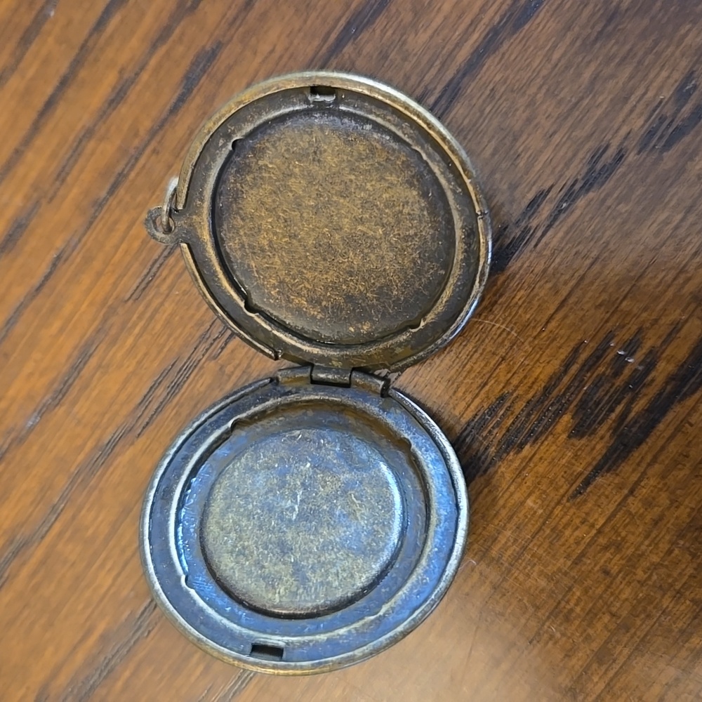Cameo Locket - Picture 3 of 5